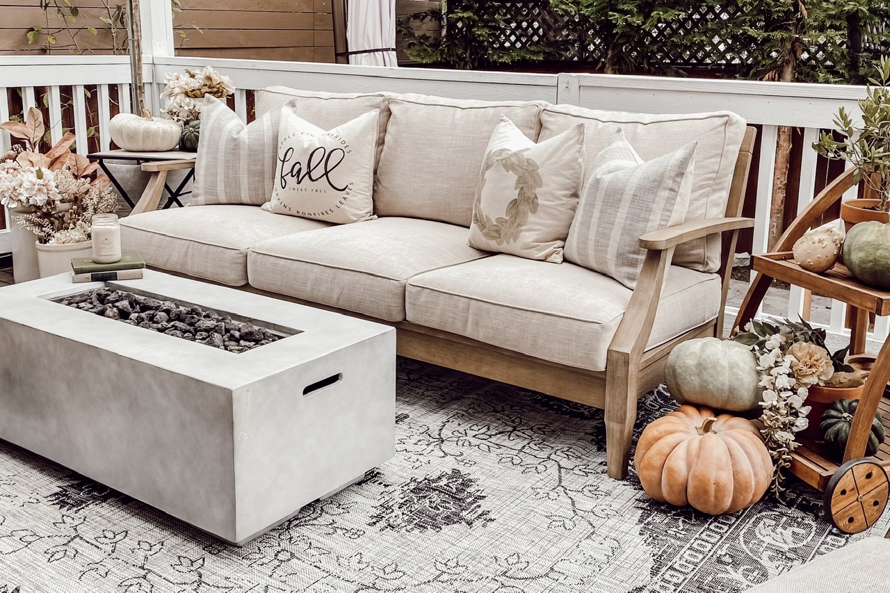 Creating a Cozy Fall Patio A Farmhouse Style Outdoor Living Space